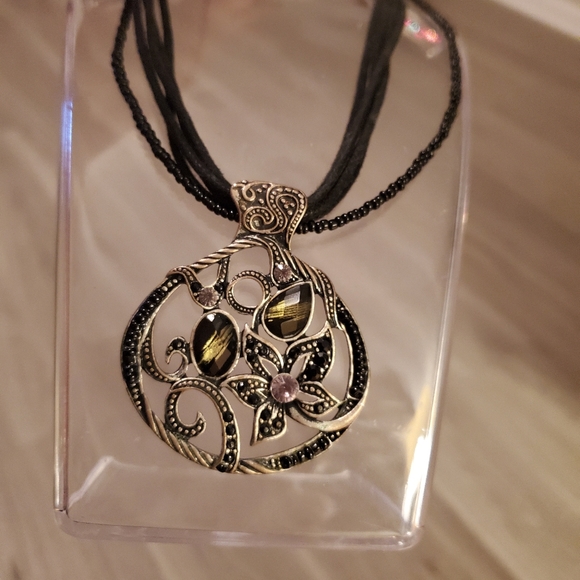 ELEGANT SILVER JEWELED 🌸FLOWER🌷 PENDANT NECKLACE - Picture 3 of 7